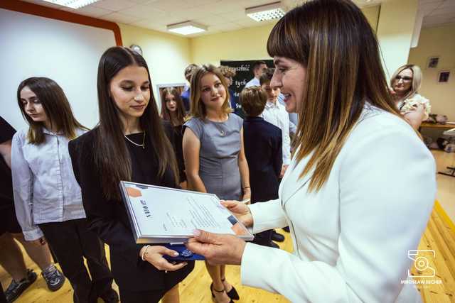 [FOTO] Uczniowie naszego powiatu przywitali wakacje. Uroczyste akademie zakończyły rok szkolny