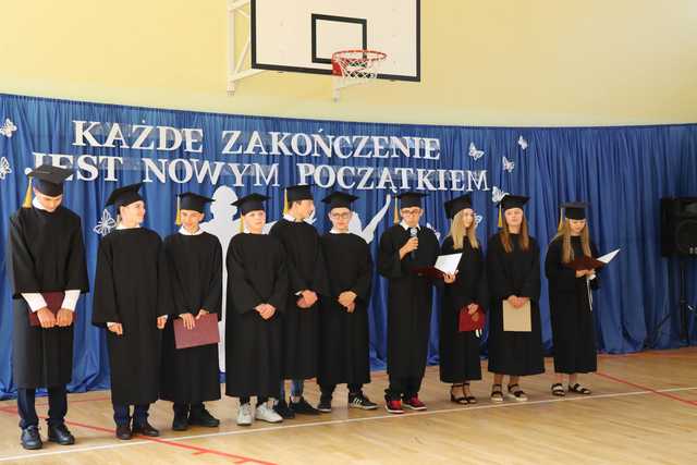 [FOTO] Uczniowie naszego powiatu przywitali wakacje. Uroczyste akademie zakończyły rok szkolny