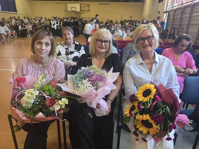[FOTO] Uczniowie naszego powiatu przywitali wakacje. Uroczyste akademie zakończyły rok szkolny