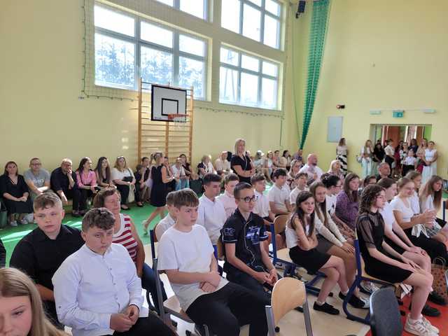 [FOTO] Uczniowie naszego powiatu przywitali wakacje. Uroczyste akademie zakończyły rok szkolny