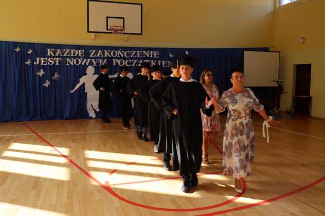[FOTO] Uczniowie naszego powiatu przywitali wakacje. Uroczyste akademie zakończyły rok szkolny