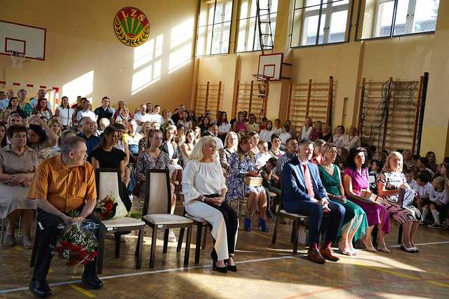 [FOTO] Uczniowie naszego powiatu przywitali wakacje. Uroczyste akademie zakończyły rok szkolny