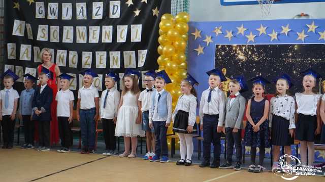 [FOTO] Uczniowie naszego powiatu przywitali wakacje. Uroczyste akademie zakończyły rok szkolny