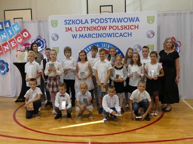 [FOTO] Uczniowie naszego powiatu przywitali wakacje. Uroczyste akademie zakończyły rok szkolny