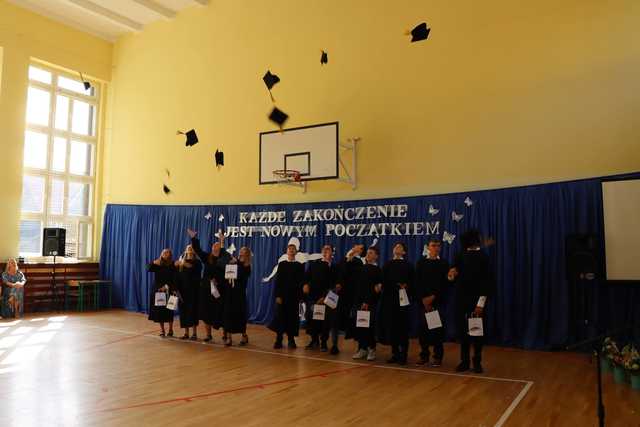 [FOTO] Uczniowie naszego powiatu przywitali wakacje. Uroczyste akademie zakończyły rok szkolny