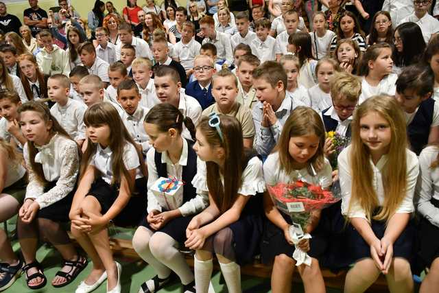[FOTO] Uczniowie naszego powiatu przywitali wakacje. Uroczyste akademie zakończyły rok szkolny