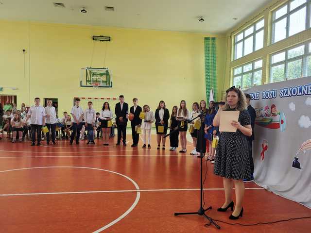 [FOTO] Uczniowie naszego powiatu przywitali wakacje. Uroczyste akademie zakończyły rok szkolny