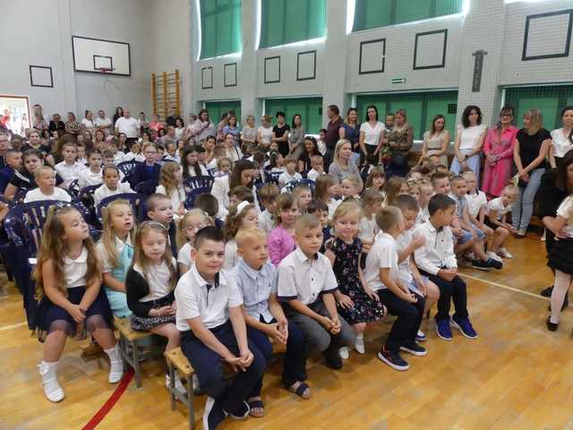 [FOTO] Uczniowie naszego powiatu przywitali wakacje. Uroczyste akademie zakończyły rok szkolny