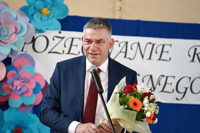 [FOTO] Uczniowie naszego powiatu przywitali wakacje. Uroczyste akademie zakończyły rok szkolny