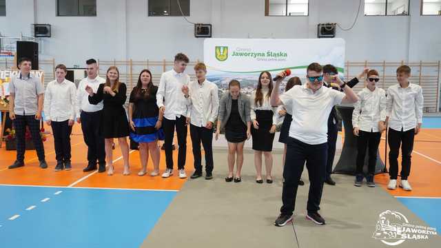 [FOTO] Uczniowie naszego powiatu przywitali wakacje. Uroczyste akademie zakończyły rok szkolny