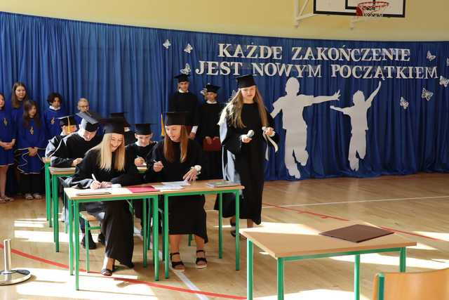 [FOTO] Uczniowie naszego powiatu przywitali wakacje. Uroczyste akademie zakończyły rok szkolny