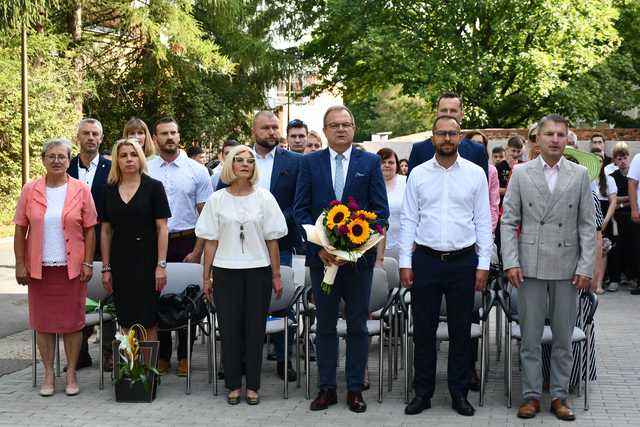 [FOTO] Uczniowie naszego powiatu przywitali wakacje. Uroczyste akademie zakończyły rok szkolny
