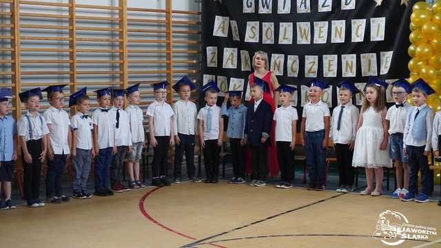 [FOTO] Uczniowie naszego powiatu przywitali wakacje. Uroczyste akademie zakończyły rok szkolny