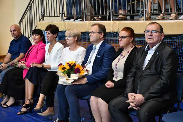 [FOTO] Uczniowie naszego powiatu przywitali wakacje. Uroczyste akademie zakończyły rok szkolny