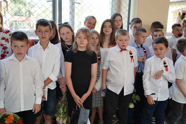 [FOTO] Uczniowie naszego powiatu przywitali wakacje. Uroczyste akademie zakończyły rok szkolny