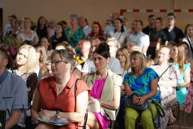 [FOTO] Uczniowie naszego powiatu przywitali wakacje. Uroczyste akademie zakończyły rok szkolny