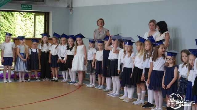 [FOTO] Uczniowie naszego powiatu przywitali wakacje. Uroczyste akademie zakończyły rok szkolny