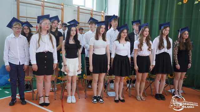 [FOTO] Uczniowie naszego powiatu przywitali wakacje. Uroczyste akademie zakończyły rok szkolny