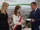 [FOTO] Uczniowie naszego powiatu przywitali wakacje. Uroczyste akademie zakończyły rok szkolny