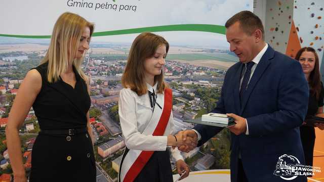 [FOTO] Uczniowie naszego powiatu przywitali wakacje. Uroczyste akademie zakończyły rok szkolny