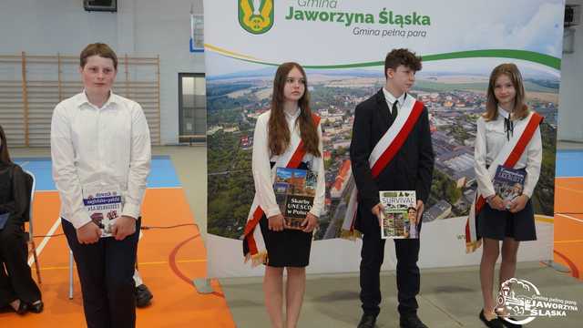 [FOTO] Uczniowie naszego powiatu przywitali wakacje. Uroczyste akademie zakończyły rok szkolny