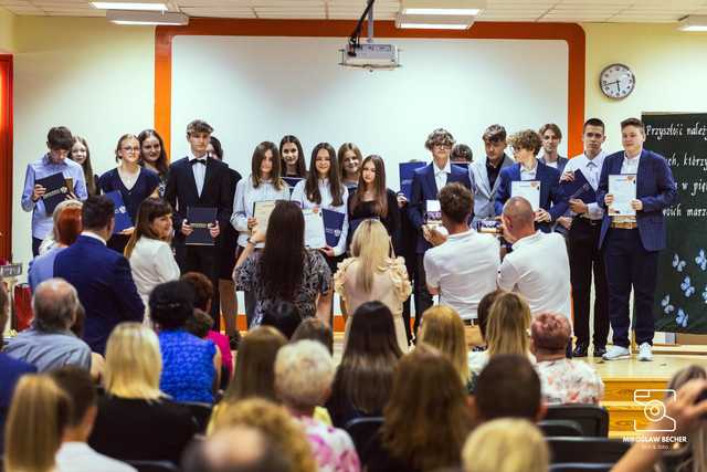 [FOTO] Uczniowie naszego powiatu przywitali wakacje. Uroczyste akademie zakończyły rok szkolny