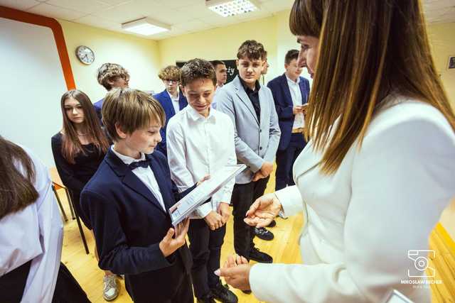 [FOTO] Uczniowie naszego powiatu przywitali wakacje. Uroczyste akademie zakończyły rok szkolny