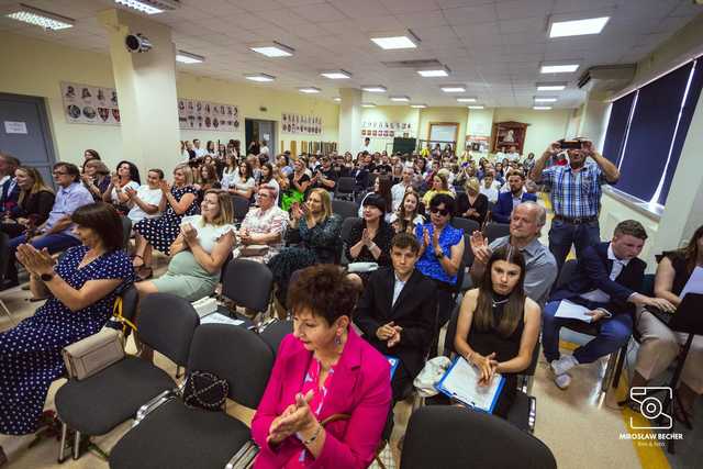 [FOTO] Uczniowie naszego powiatu przywitali wakacje. Uroczyste akademie zakończyły rok szkolny