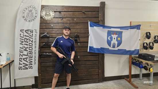 [FOTO] Mieszkańcy Świebodzic spróbowali swoich sił w Otwartych Zawodach Strzeleckich o Puchar Burmistrza