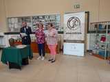 [FOTO] Niesamowita historia zaginionych pamiątek rodzinnych. Potomkom hrabiego z Zastruża przekazano urnę grobową i rękopisy