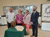 [FOTO] Niesamowita historia zaginionych pamiątek rodzinnych. Potomkom hrabiego z Zastruża przekazano urnę grobową i rękopisy