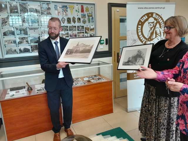 [FOTO] Niesamowita historia zaginionych pamiątek rodzinnych. Potomkom hrabiego z Zastruża przekazano urnę grobową i rękopisy