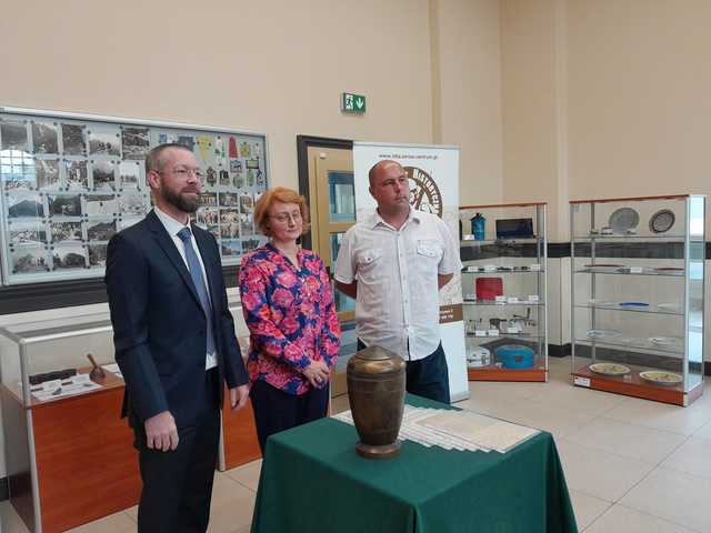 [FOTO] Niesamowita historia zaginionych pamiątek rodzinnych. Potomkom hrabiego z Zastruża przekazano urnę grobową i rękopisy