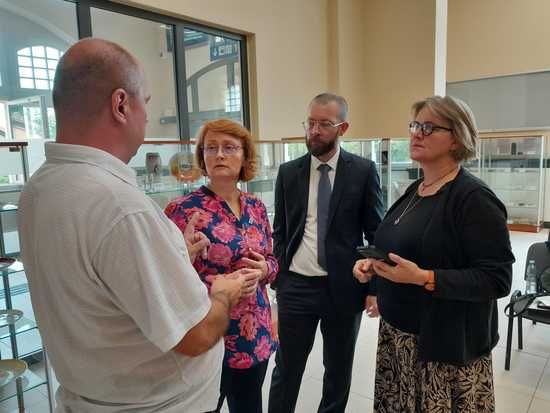 [FOTO] Niesamowita historia zaginionych pamiątek rodzinnych. Potomkom hrabiego z Zastruża przekazano urnę grobową i rękopisy