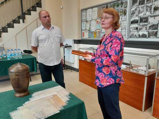 [FOTO] Niesamowita historia zaginionych pamiątek rodzinnych. Potomkom hrabiego z Zastruża przekazano urnę grobową i rękopisy