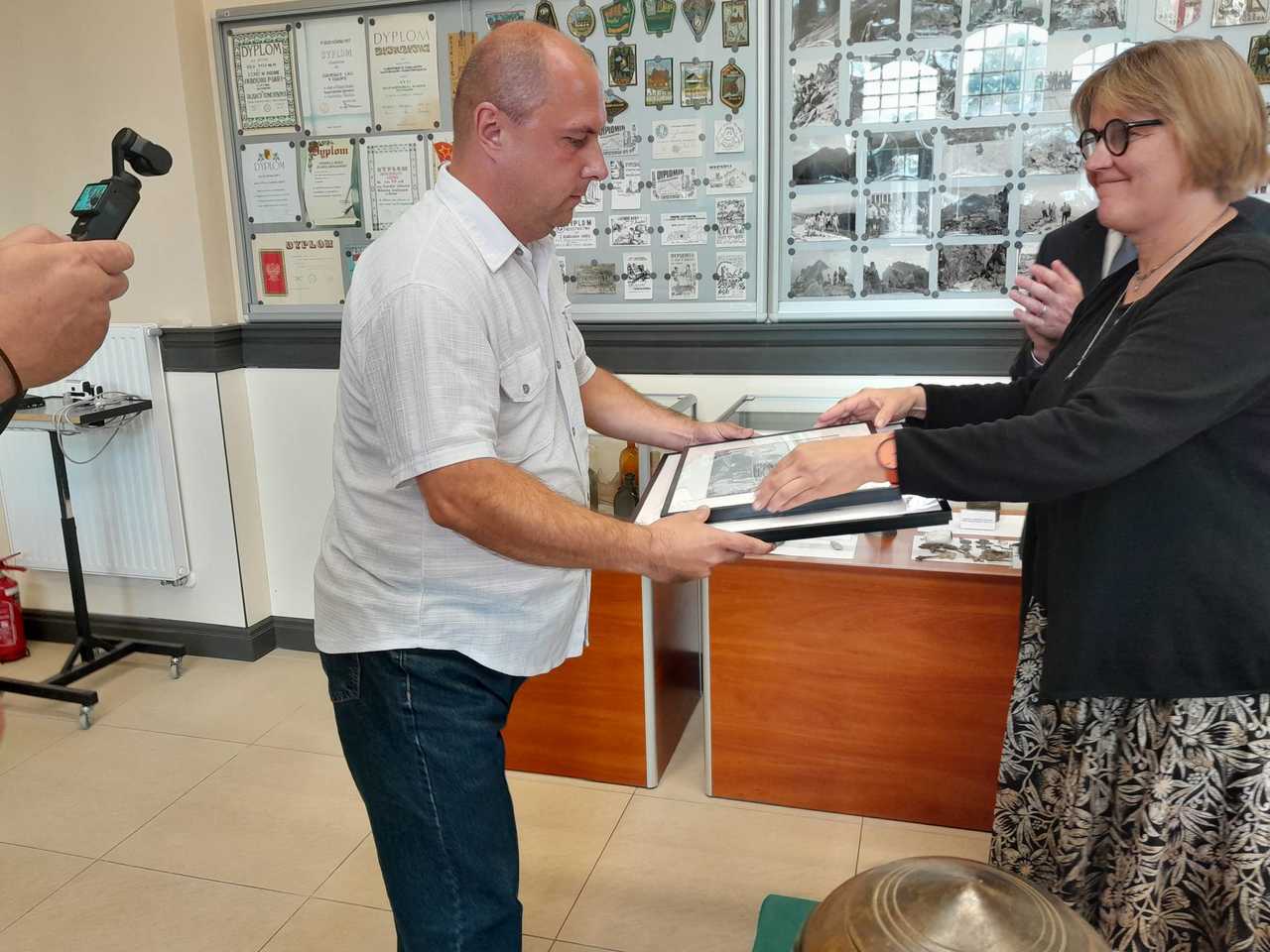 [FOTO] Niesamowita historia zaginionych pamiątek rodzinnych. Potomkom hrabiego z Zastruża przekazano urnę grobową i rękopisy