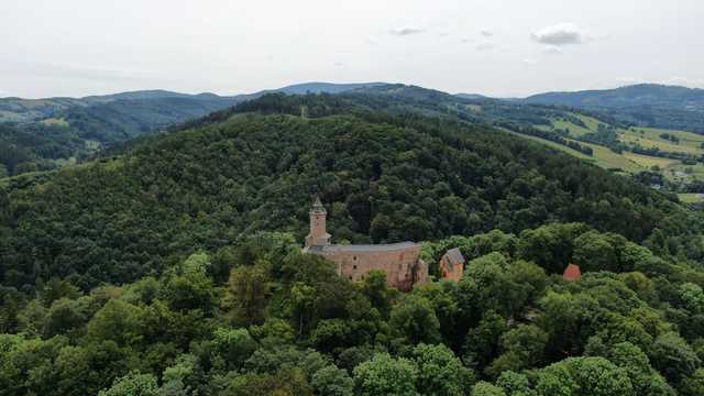 [FOTO] Pociągi jeżdżą ze Świdnicy do Jedliny-Zdroju już od roku. Malownicza trasa kolejowa przyciąga turystów z całego kraju