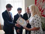 [FOTO] Do uczniów z Mokrzeszowa powędrował Laur Młodego Samorządowca