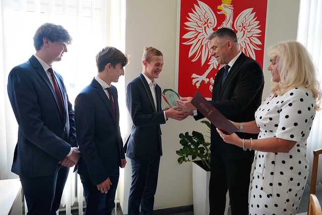 [FOTO] Do uczniów z Mokrzeszowa powędrował Laur Młodego Samorządowca