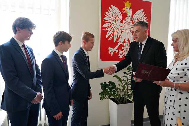[FOTO] Do uczniów z Mokrzeszowa powędrował Laur Młodego Samorządowca