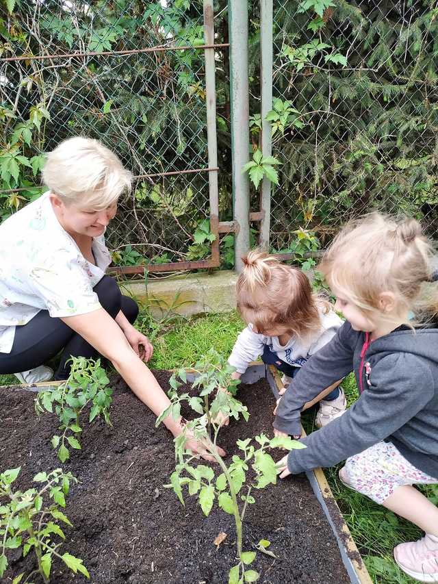 [FOTO] Przedszkolaki z Bystrzycy Dolnej zasiewają w sobie pasję do ogrodnictwa