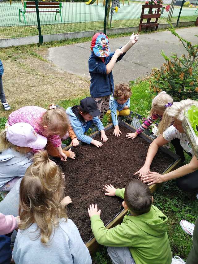 [FOTO] Przedszkolaki z Bystrzycy Dolnej zasiewają w sobie pasję do ogrodnictwa