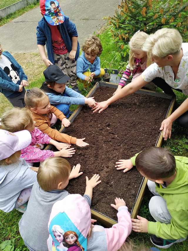 [FOTO] Przedszkolaki z Bystrzycy Dolnej zasiewają w sobie pasję do ogrodnictwa