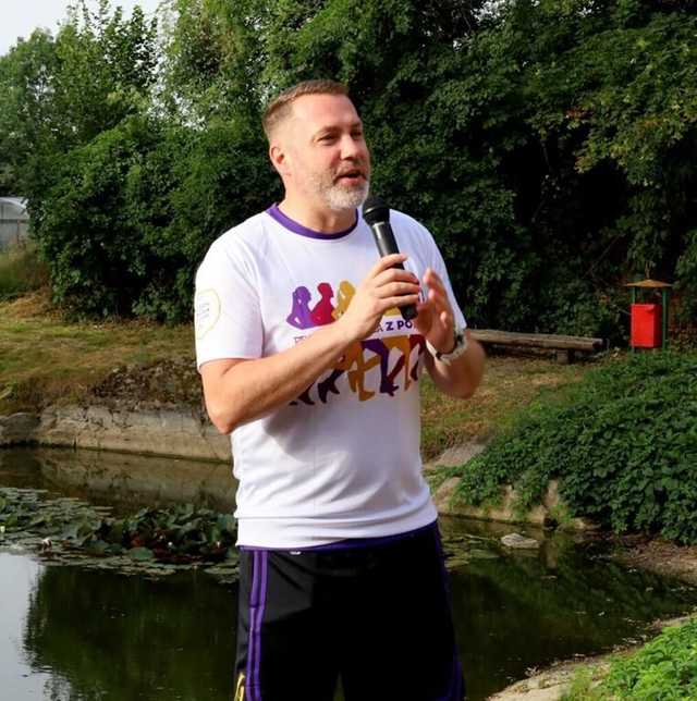[FOTO] Biegają, aby przegonić raka. Wystartowali z Wierzbnej, skończą w Zduńskiej Woli 