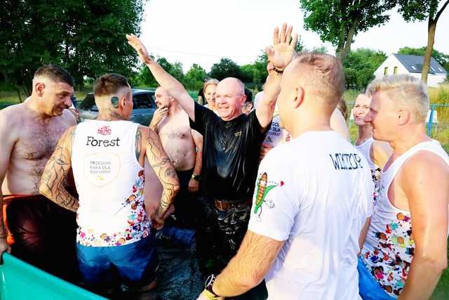 [FOTO] Biegają, aby przegonić raka. Wystartowali z Wierzbnej, skończą w Zduńskiej Woli 