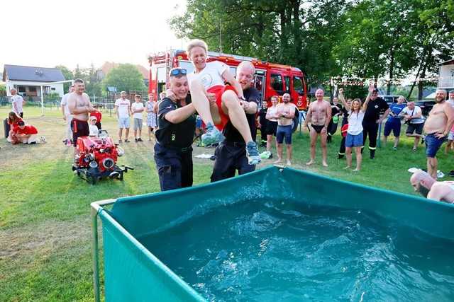 [FOTO] Biegają, aby przegonić raka. Wystartowali z Wierzbnej, skończą w Zduńskiej Woli 
