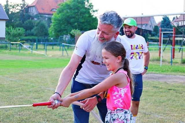 [FOTO] Biegają, aby przegonić raka. Wystartowali z Wierzbnej, skończą w Zduńskiej Woli 