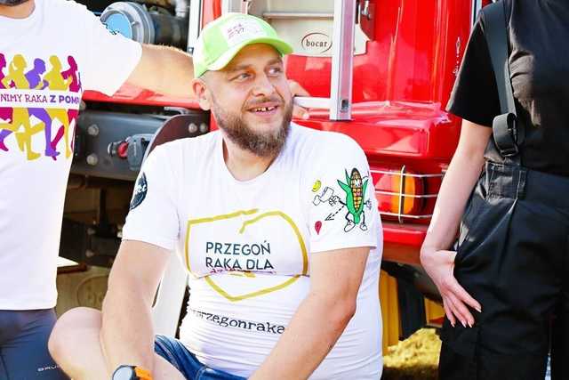 [FOTO] Biegają, aby przegonić raka. Wystartowali z Wierzbnej, skończą w Zduńskiej Woli 