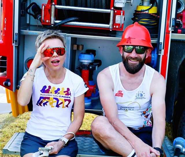 [FOTO] Biegają, aby przegonić raka. Wystartowali z Wierzbnej, skończą w Zduńskiej Woli 