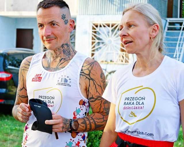 [FOTO] Biegają, aby przegonić raka. Wystartowali z Wierzbnej, skończą w Zduńskiej Woli 